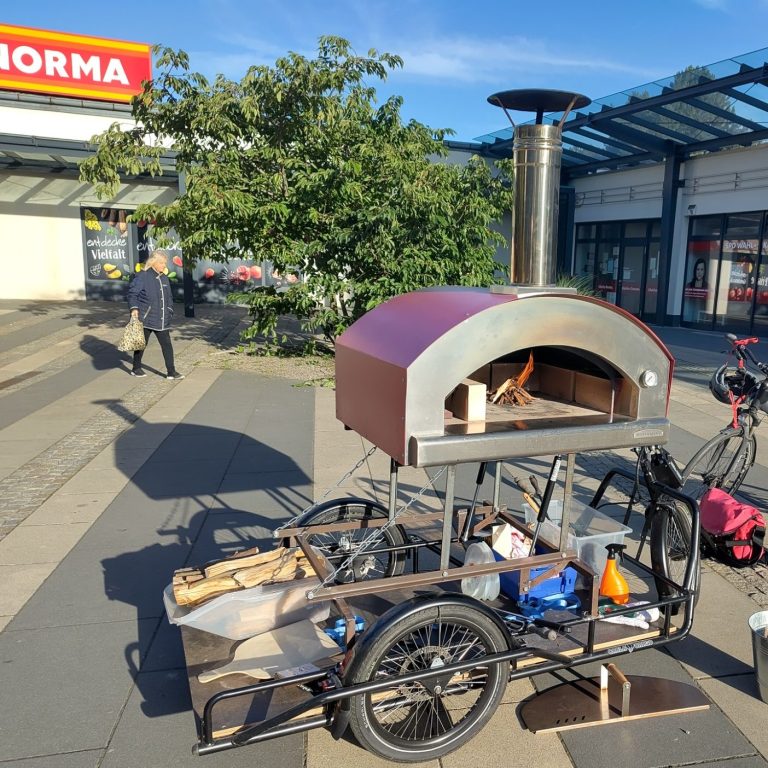 Der Kiezofen auf einem kahlen öffentlichen Platz