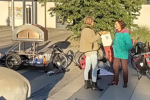 Menschen im Gespräch vor dem Kiezofen